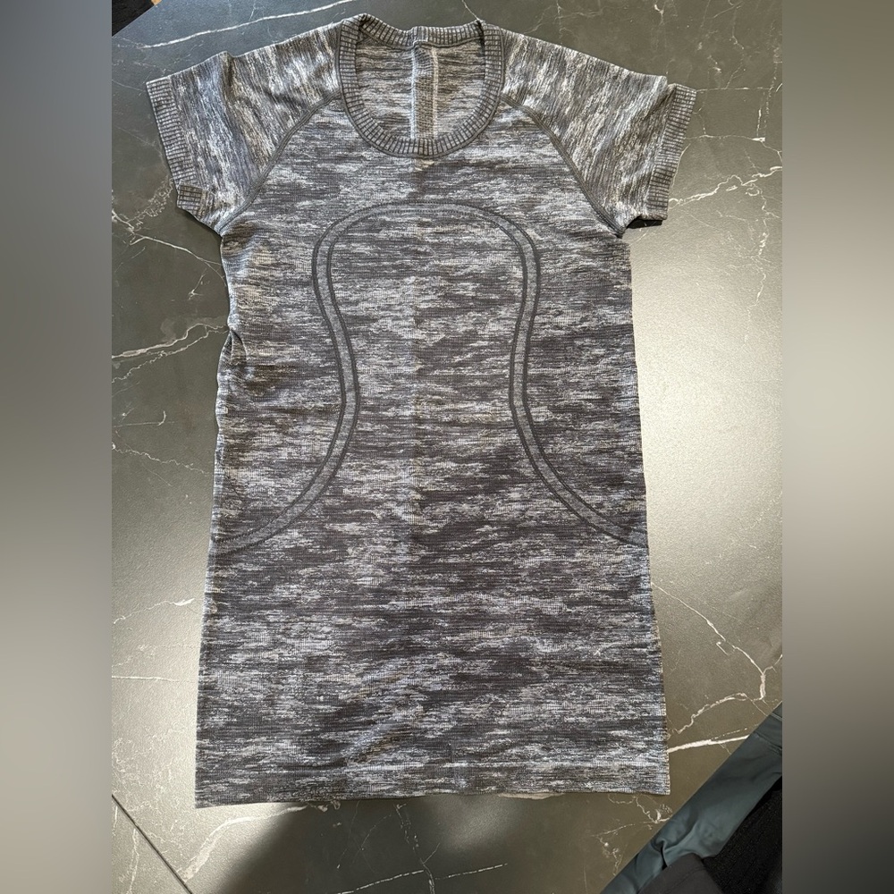 Lululemon Swiftly Tech Short-Sleeve Shirt 2.0
- Size 4 - New Condition